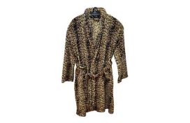 Bademantel im Leo-Look