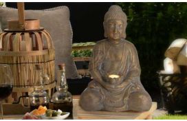 Buddha mit Solarlicht sitzend Hover